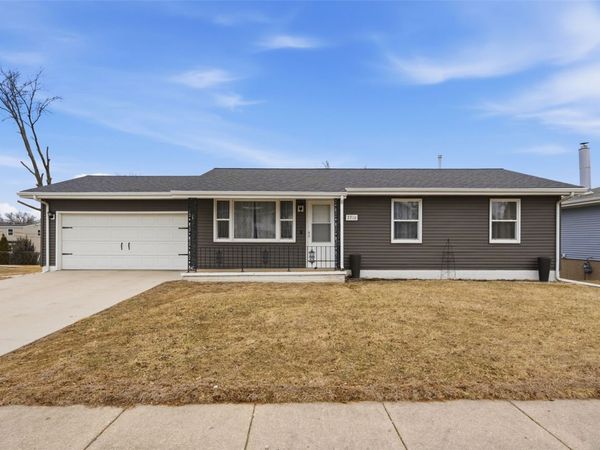 2710 Hickory Drive SW, Cedar Rapids, IA 52404