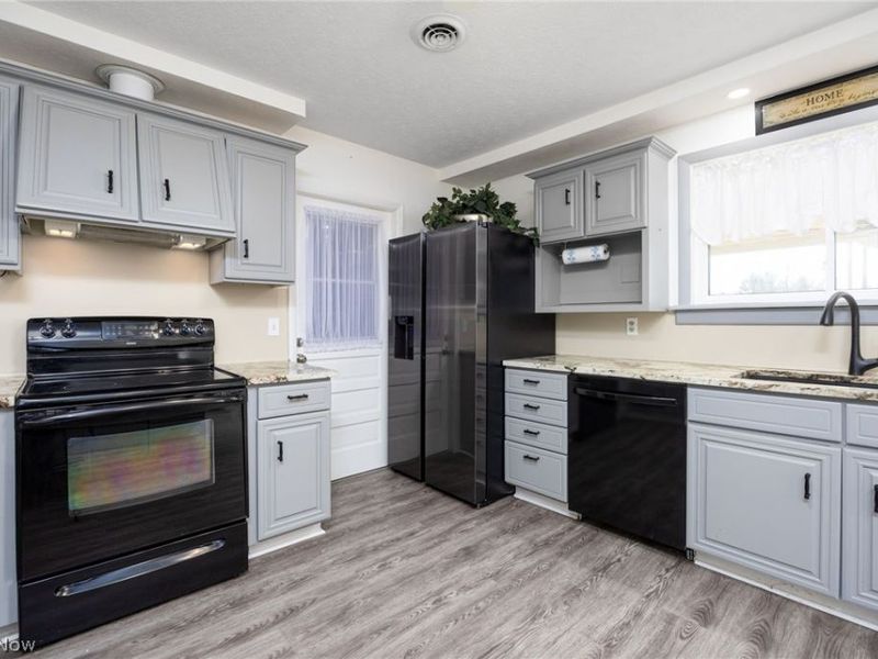 5220 Center Road, Brunswick Hills, OH 44212 Photo 12