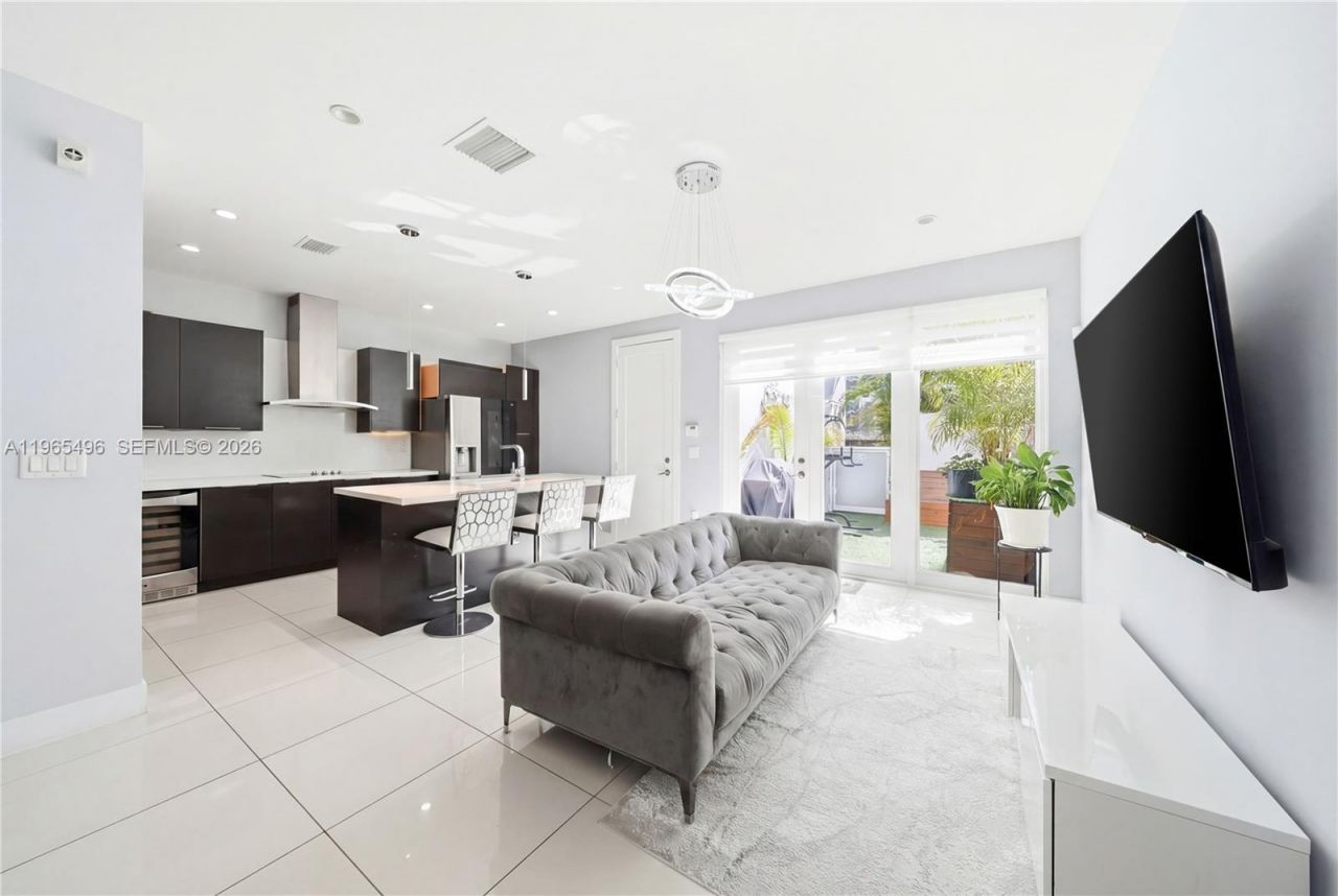 10530 NW 63rd Ter, Doral, FL 33178 Photo