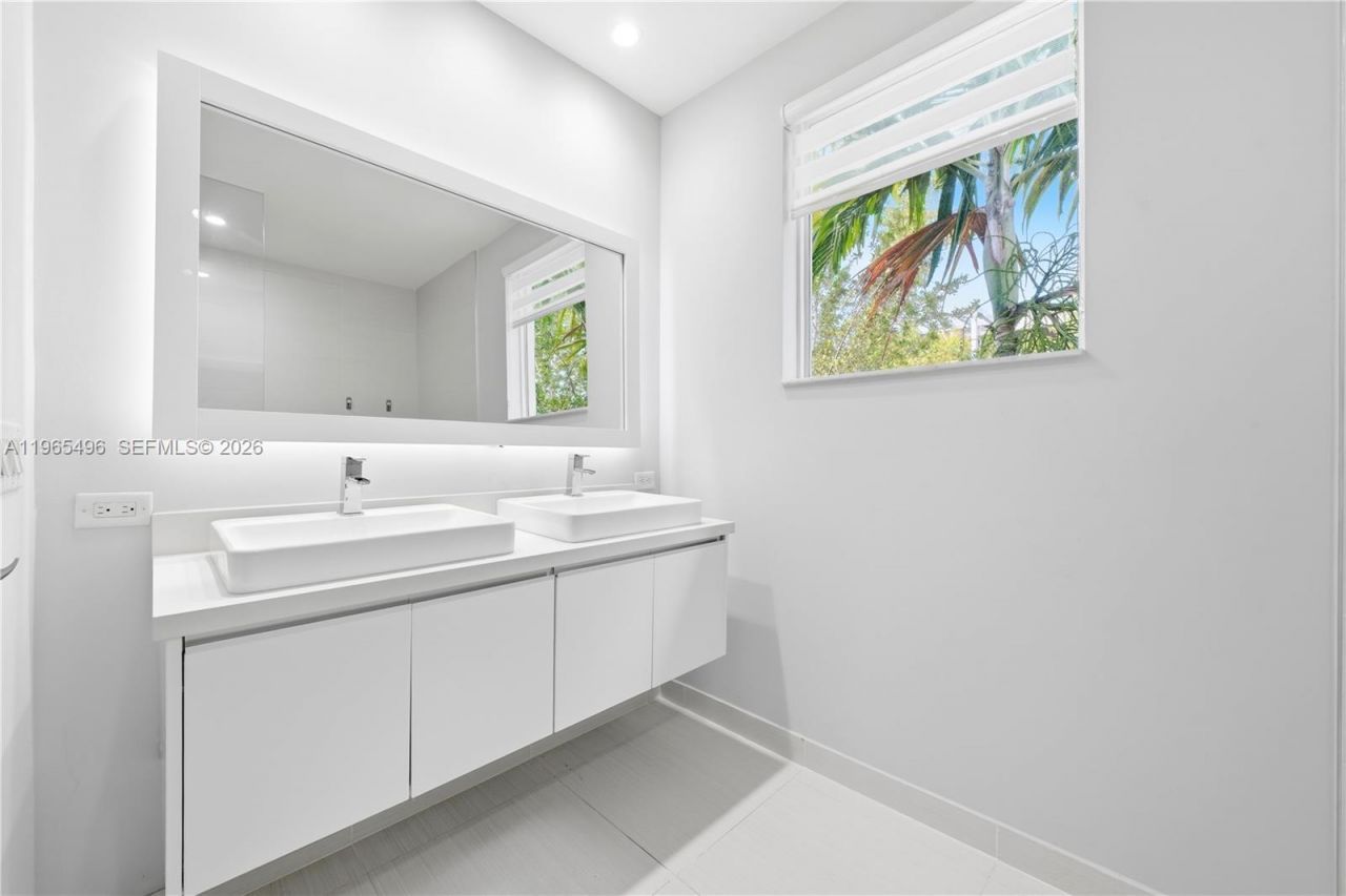 10530 NW 63rd Ter, Doral, FL 33178 Photo