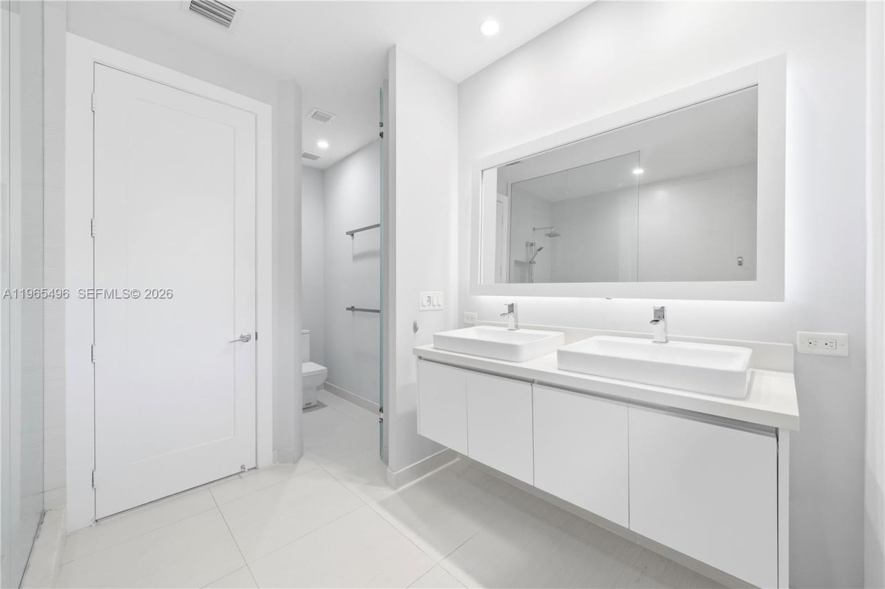 10530 NW 63rd Ter, Doral, FL 33178 Photo