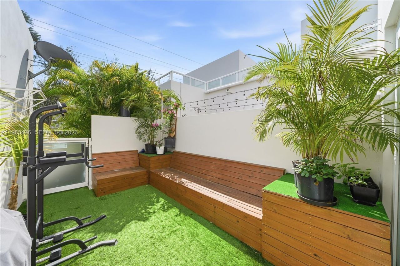 10530 NW 63rd Ter, Doral, FL 33178 Photo