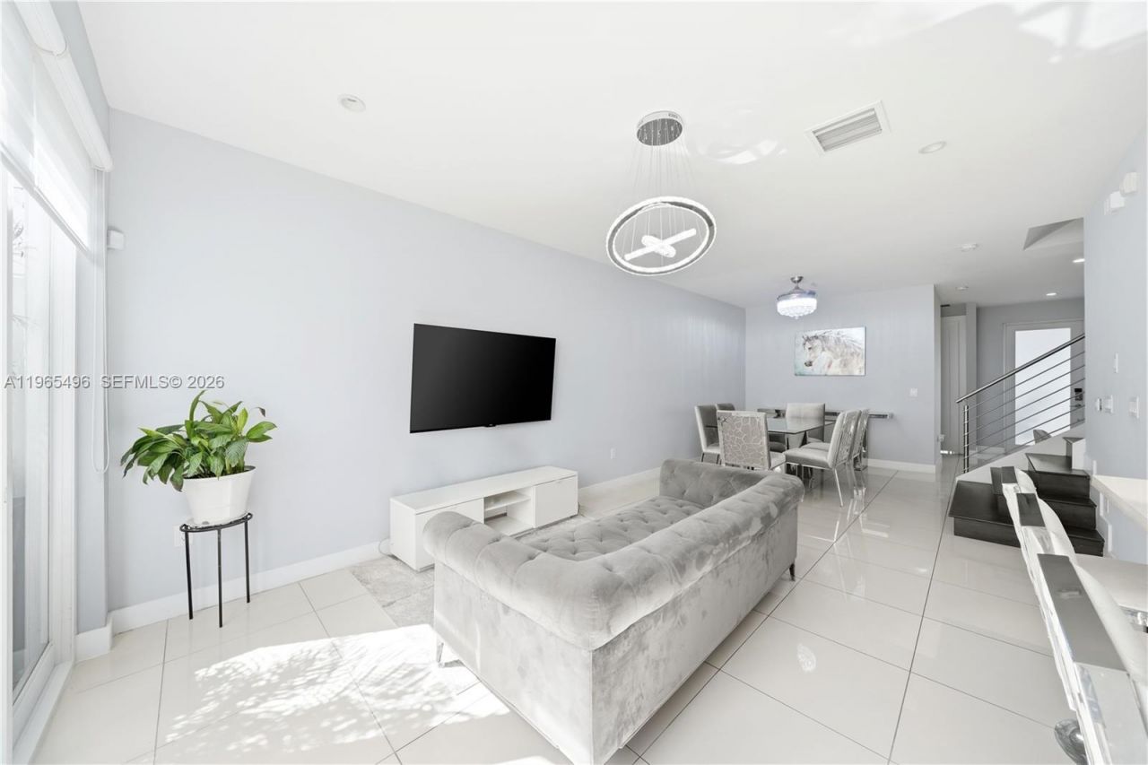 10530 NW 63rd Ter, Doral, FL 33178 Photo