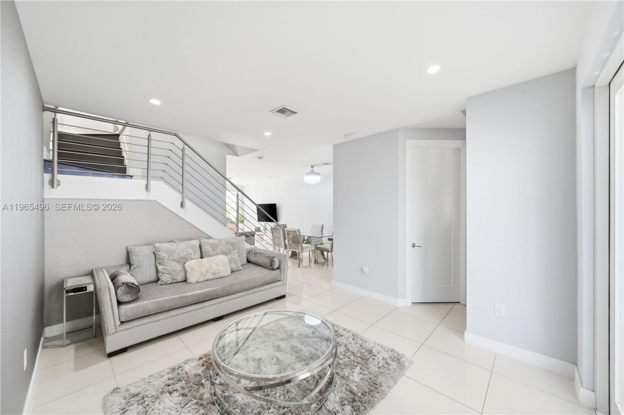 10530 NW 63rd Ter, Doral, FL 33178 Photo