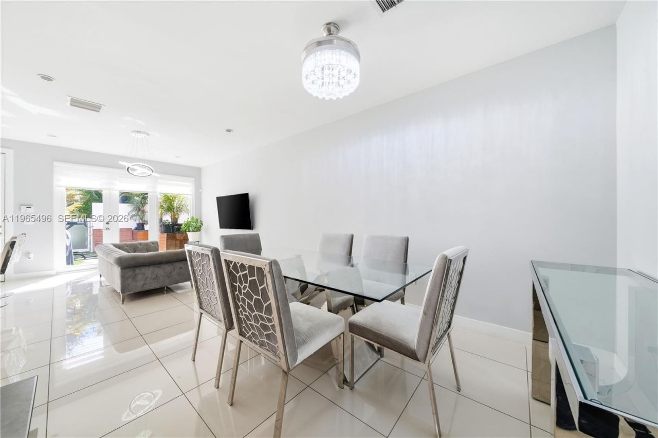 10530 NW 63rd Ter, Doral, FL 33178 Photo