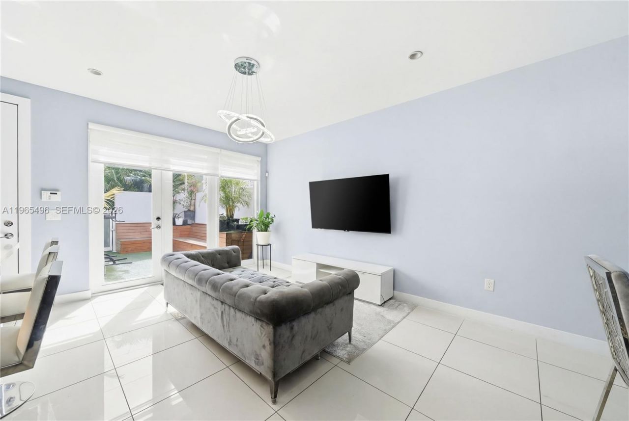 10530 NW 63rd Ter, Doral, FL 33178 Photo