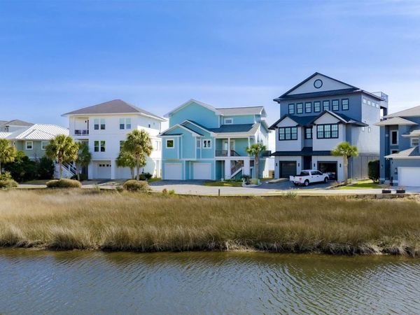 1137 Sawgrass Dr, Gulf Breeze, FL 32563