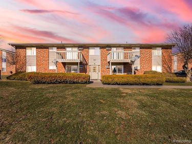 121 E Van Riper Road, Fowlerville Vlg, MI 48836