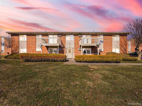 121 E Van Riper Road, Fowlerville Vlg, MI 48836