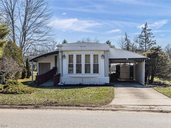 61 Parkway Street , Olmsted Falls, OH 44138