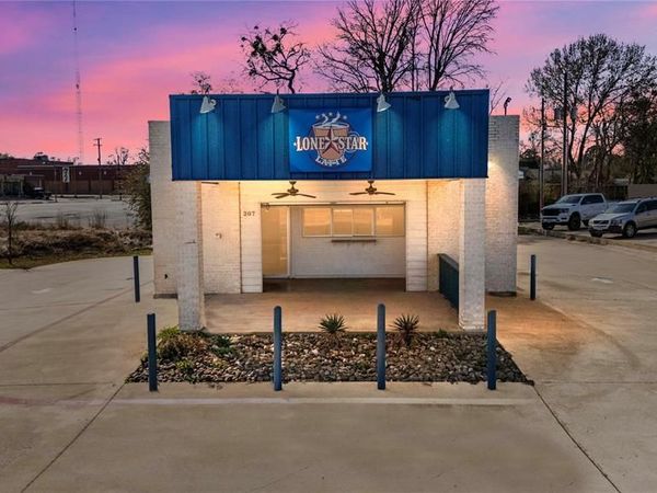 207 N Henderso Boulevard , Kilgore, TX 75662