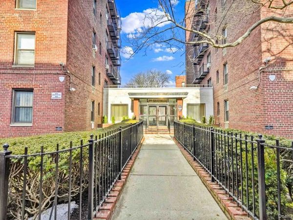 141-05 Pershing Crescent, Unit 516, Briarwood, NY 11435