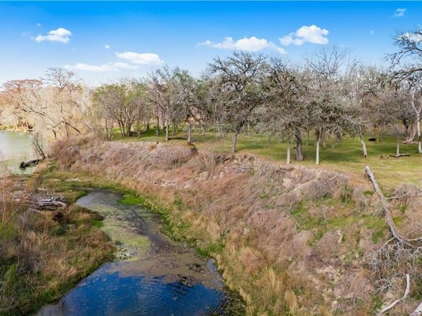 850 Crestview Drive , Cuero, TX 77954