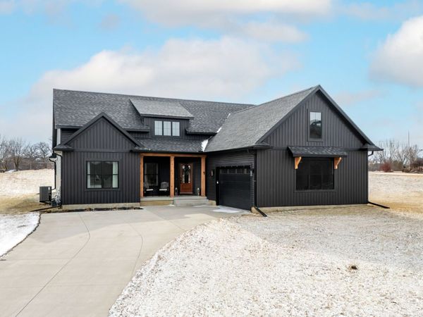 1 Country Club Court , Le Claire, IA 52753