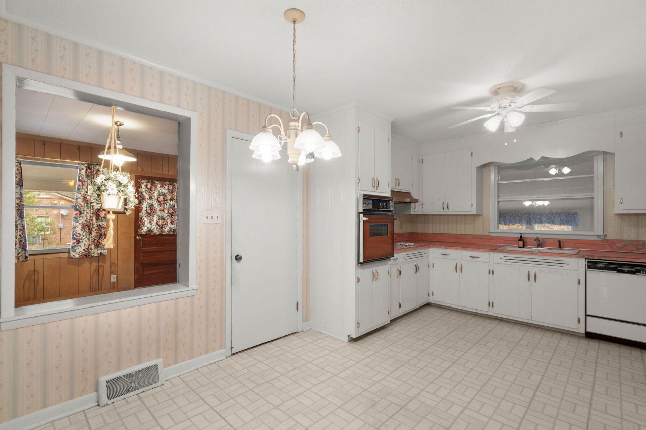 772 Hillsboro Road Photo 12