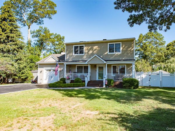 9 Donna Place , East Islip, NY 11730