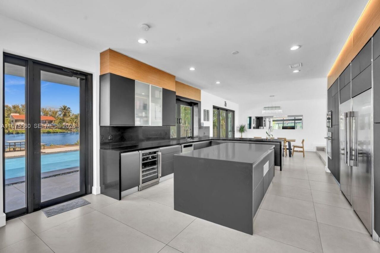 19801 NE 23rd Ave, Miami, FL 33180 Photo