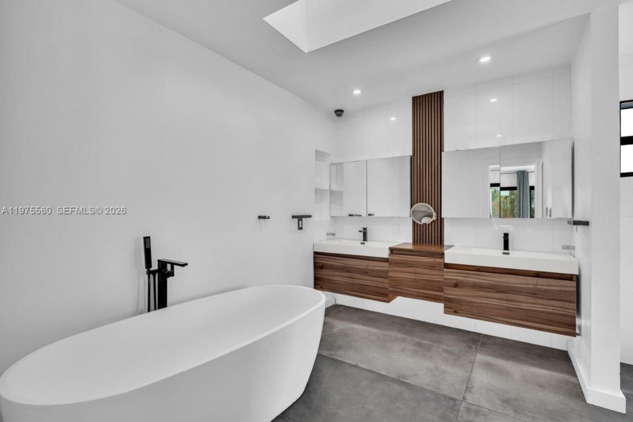 19801 NE 23rd Ave, Miami, FL 33180 Photo