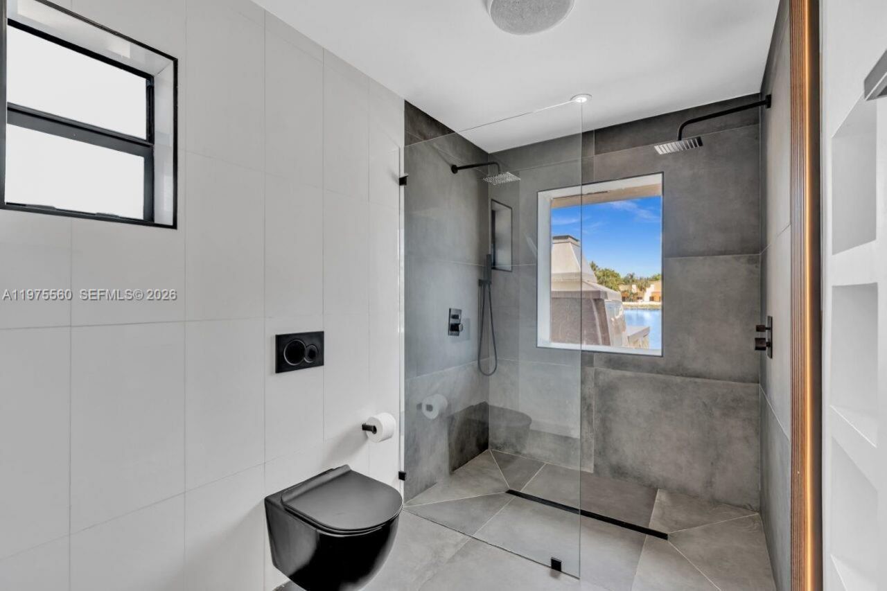 19801 NE 23rd Ave, Miami, FL 33180 Photo