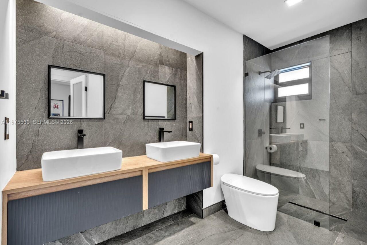 19801 NE 23rd Ave, Miami, FL 33180 Photo