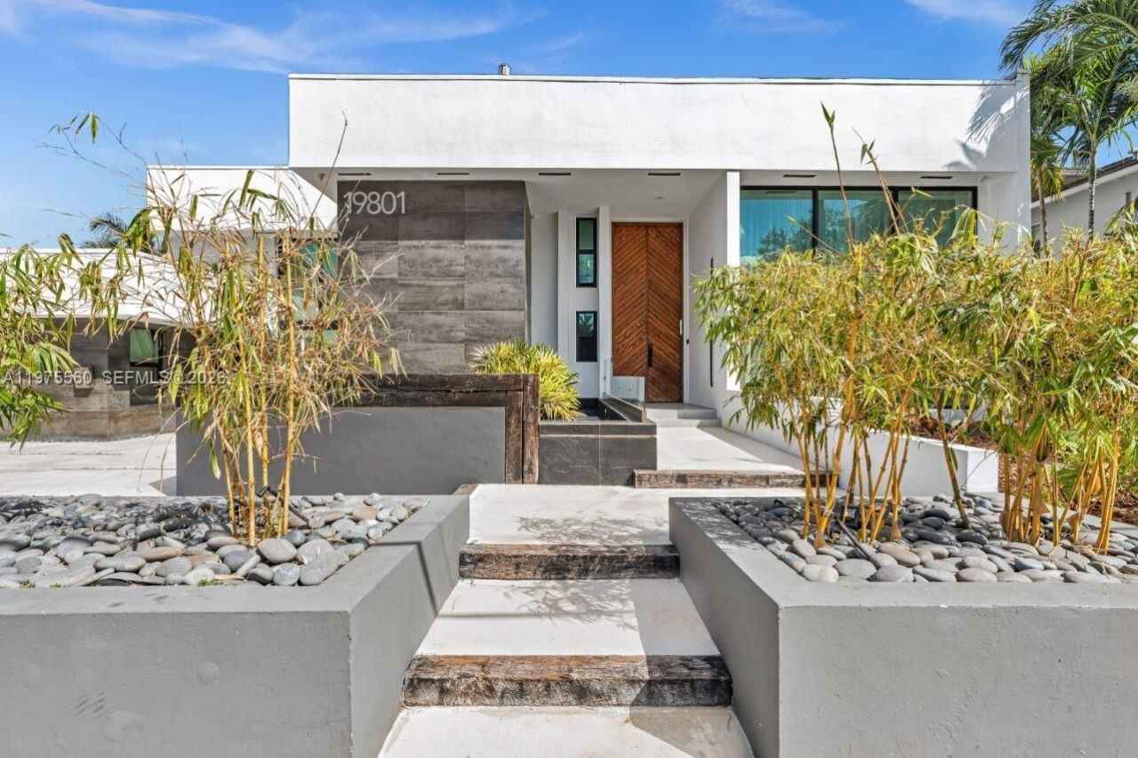 19801 NE 23rd Ave, Miami, FL 33180 Photo
