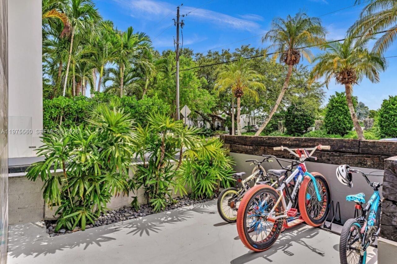 19801 NE 23rd Ave, Miami, FL 33180 Photo