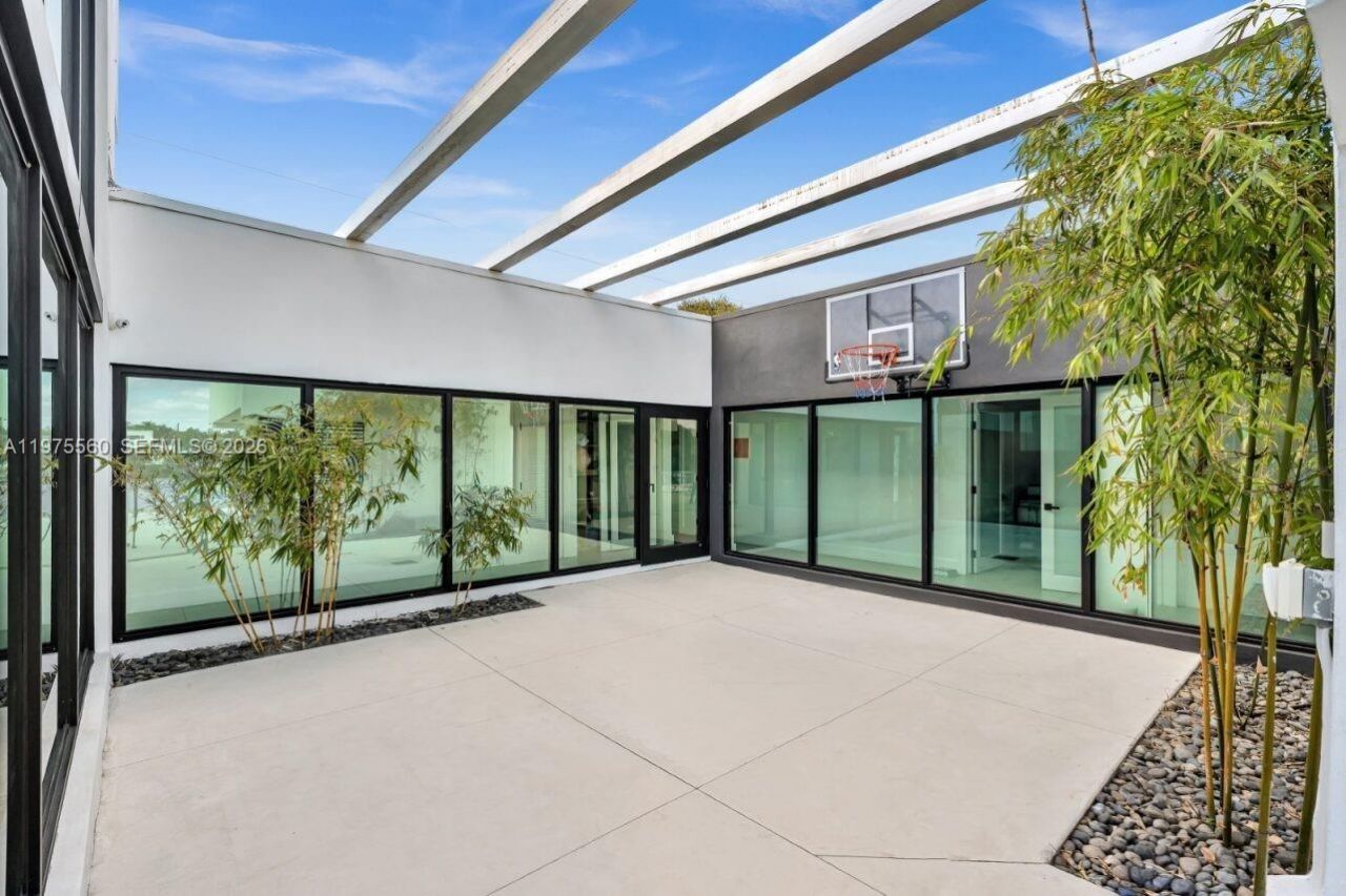 19801 NE 23rd Ave, Miami, FL 33180 Photo