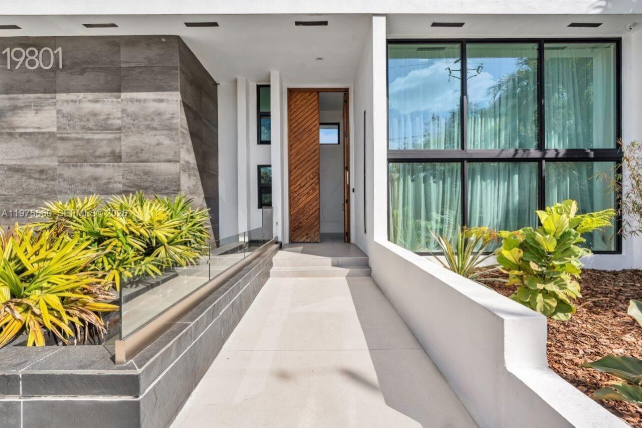 19801 NE 23rd Ave, Miami, FL 33180 Photo