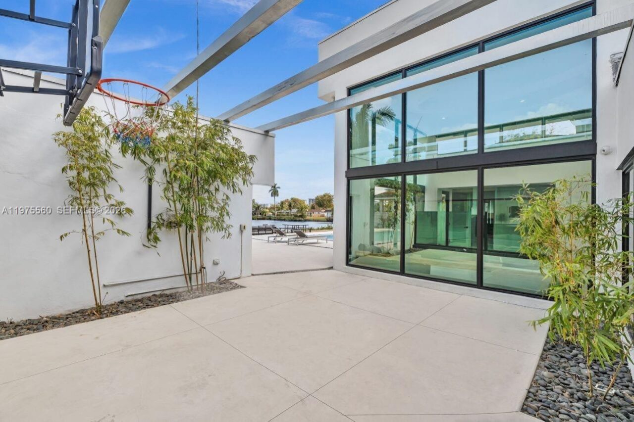 19801 NE 23rd Ave, Miami, FL 33180 Photo