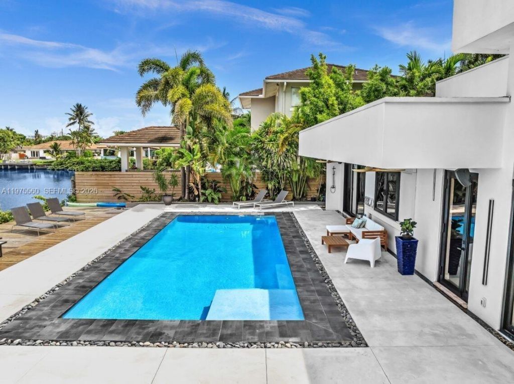 19801 NE 23rd Ave, Miami, FL 33180 Photo