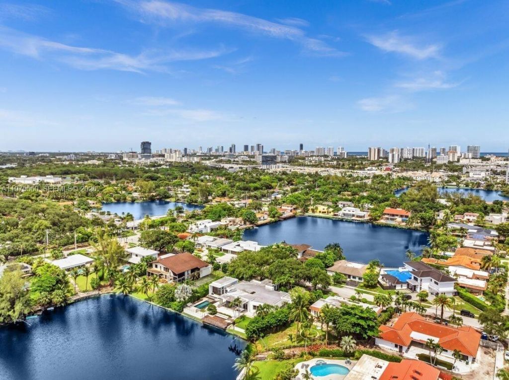 19801 NE 23rd Ave, Miami, FL 33180 Photo