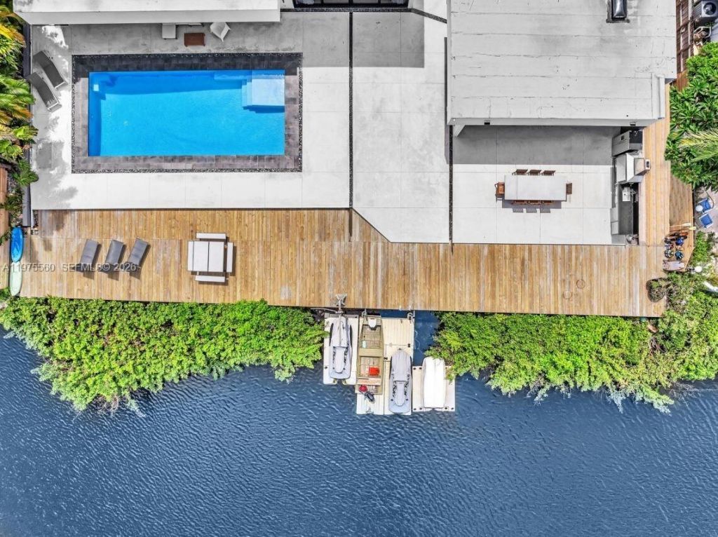 19801 NE 23rd Ave, Miami, FL 33180 Photo