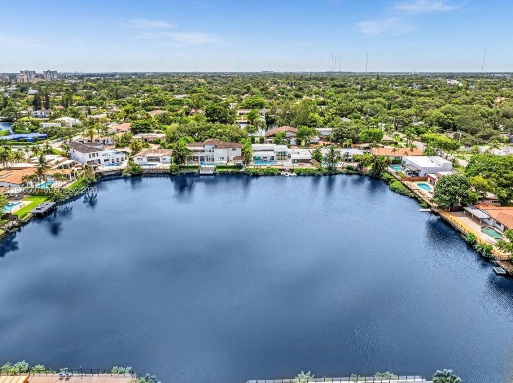 19801 NE 23rd Ave, Miami, FL 33180 Photo