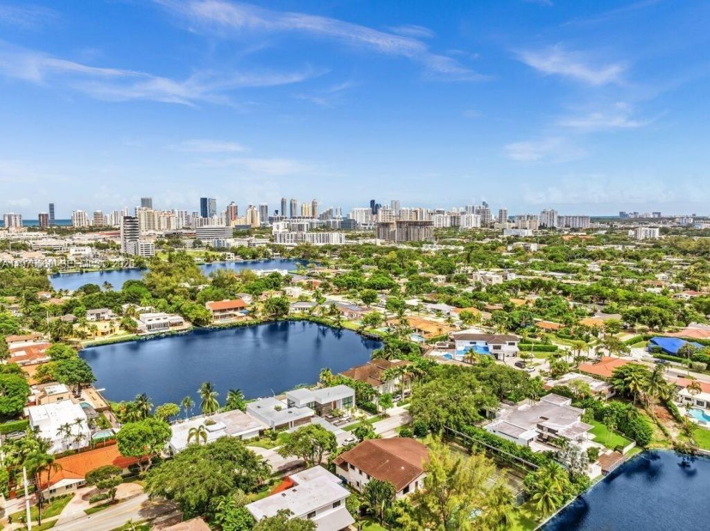 19801 NE 23rd Ave, Miami, FL 33180 Photo