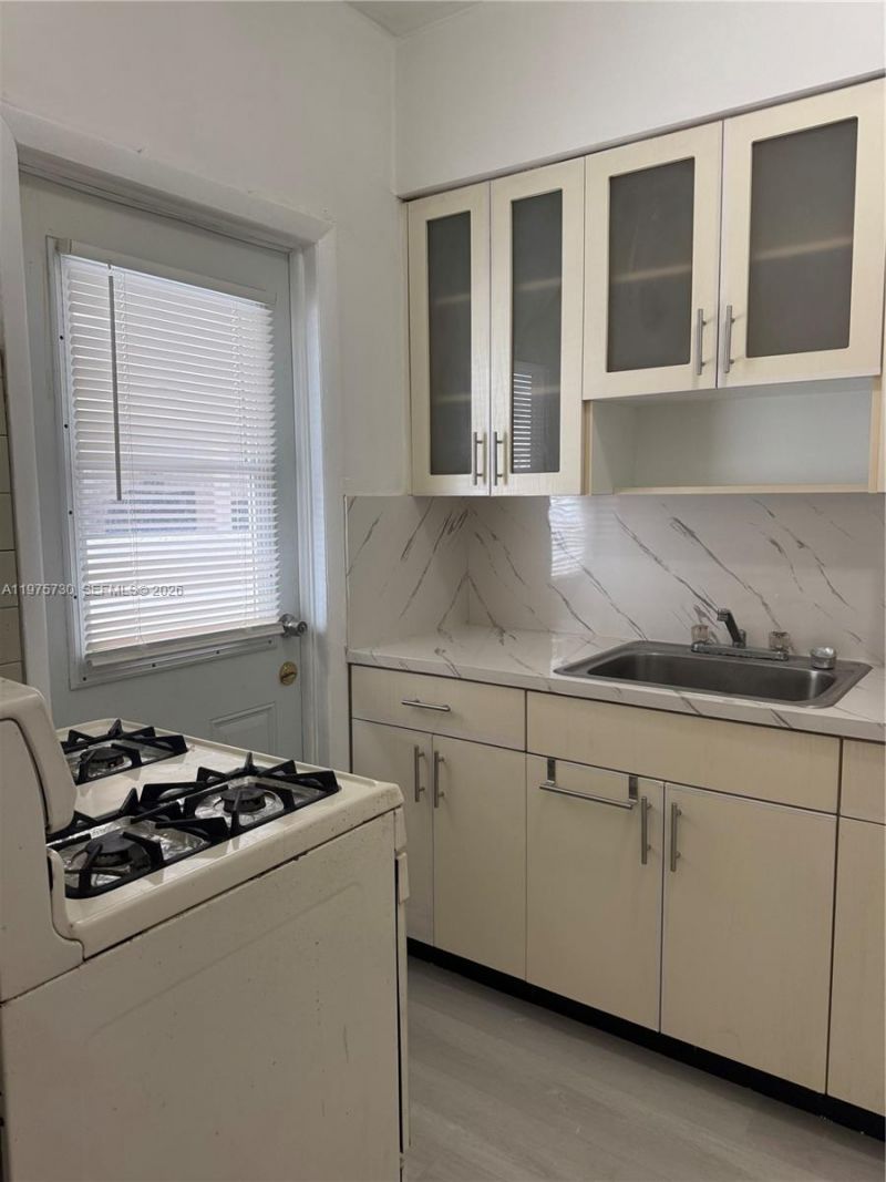 8420 Byron Ave , Unit 5, Miami Beach, FL 33141 Photo