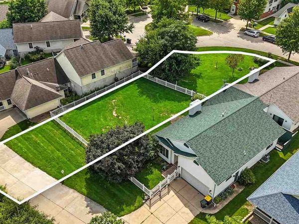 900 Longfellow Pl, Iowa City, IA 52240