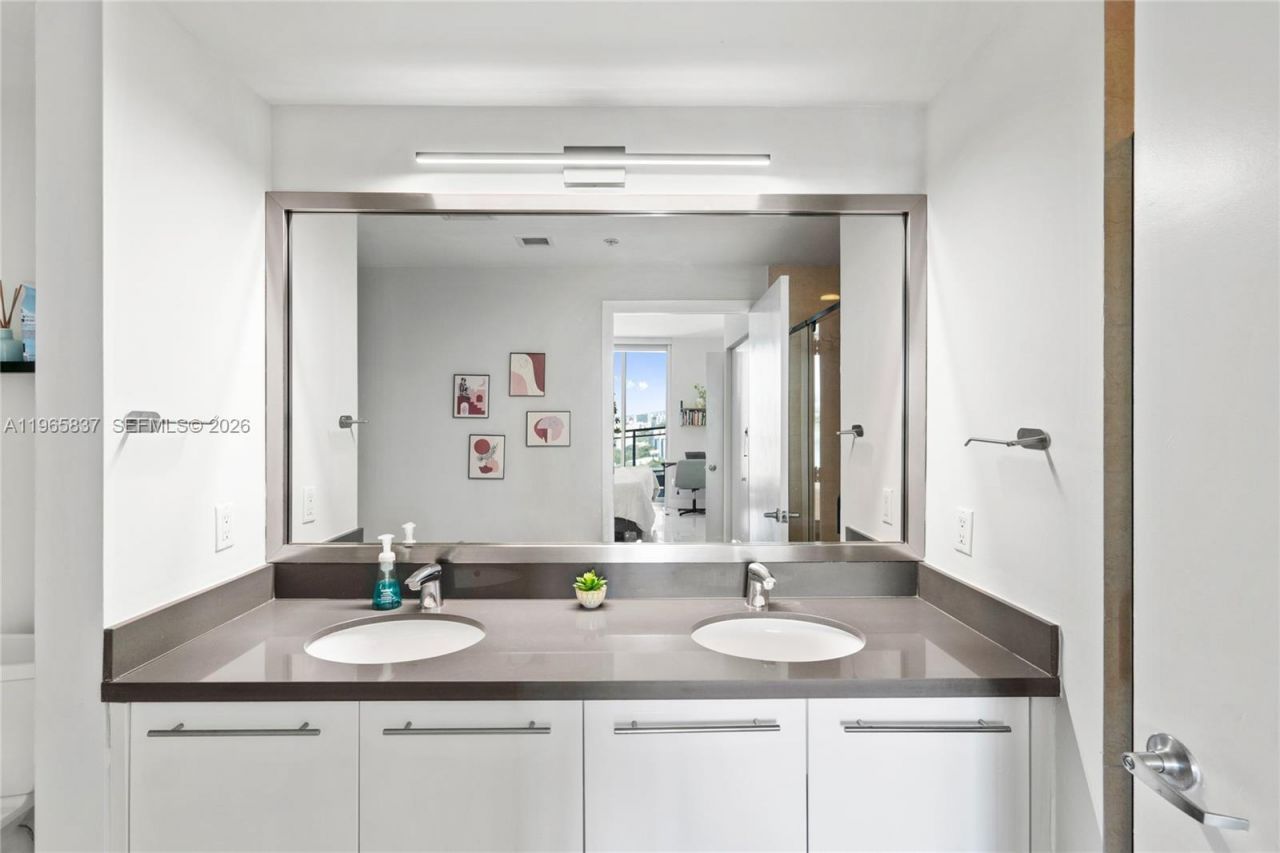 90 SW 3rd St , Unit 2706, Miami, FL 33130 Photo