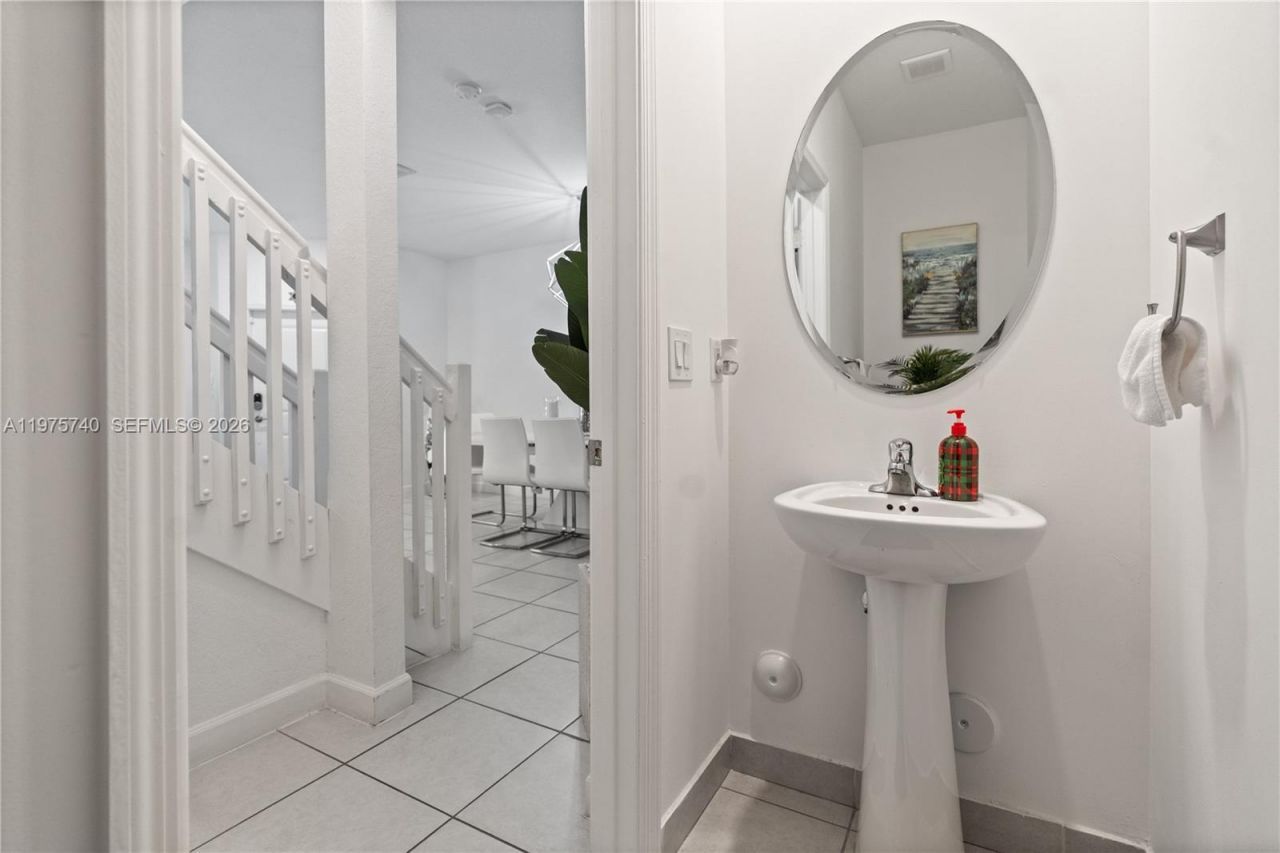 21018 NE 8th Ave, Unit 21018, Miami, FL 33179 Photo