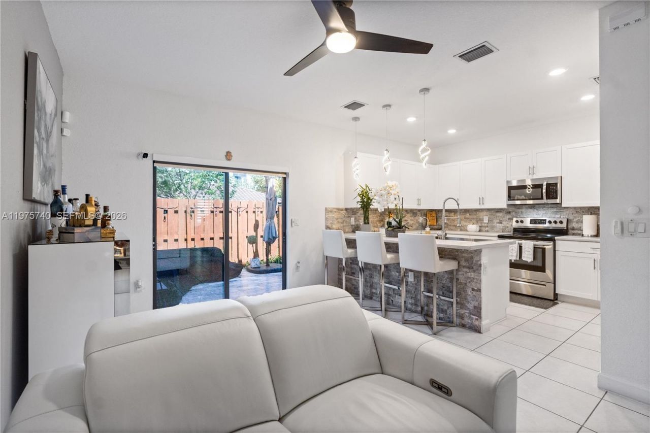 21018 NE 8th Ave, Unit 21018, Miami, FL 33179 Photo