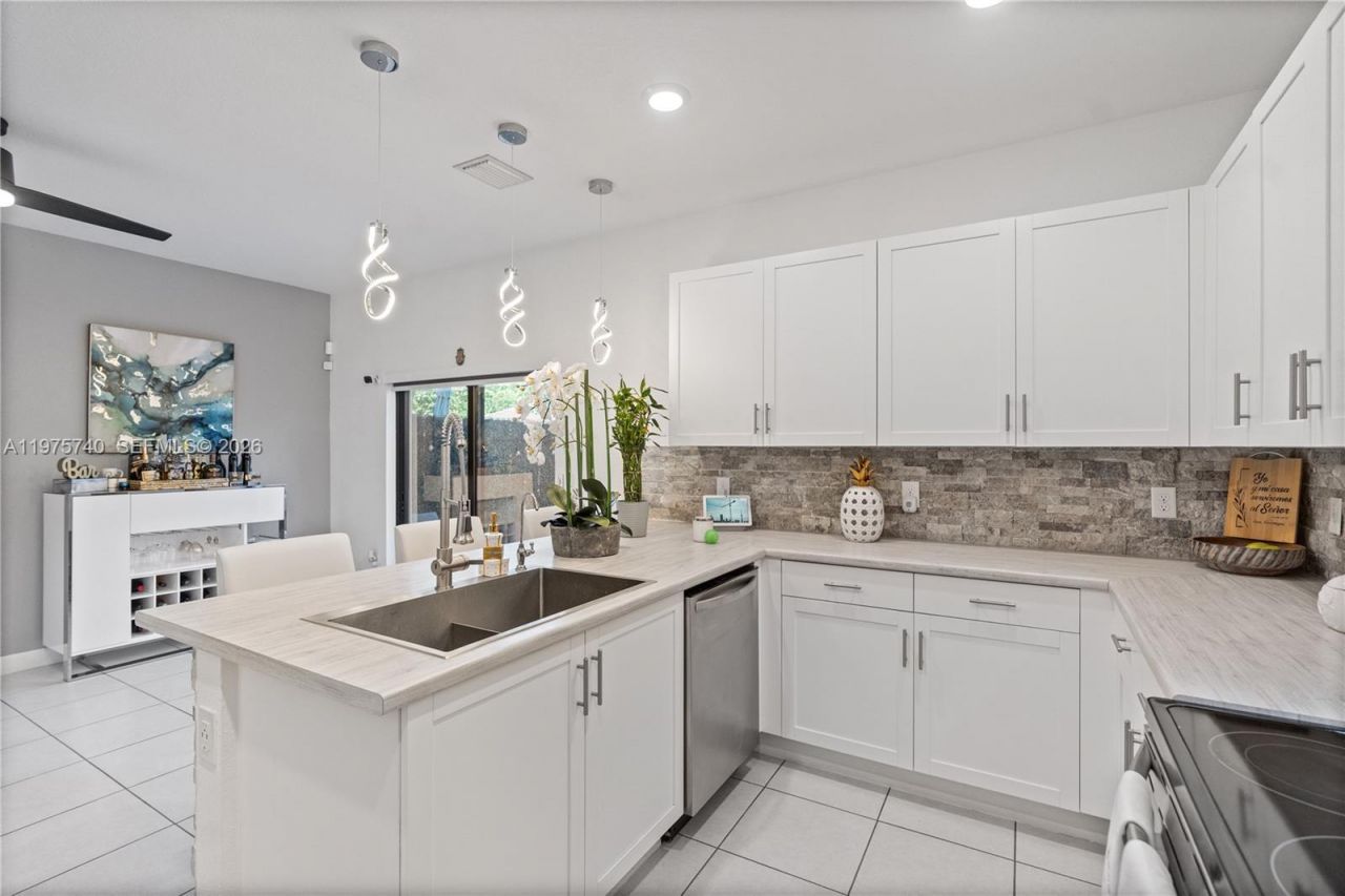 21018 NE 8th Ave, Unit 21018, Miami, FL 33179 Photo