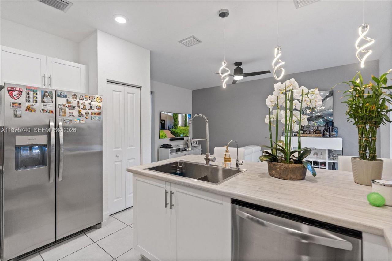 21018 NE 8th Ave, Unit 21018, Miami, FL 33179 Photo