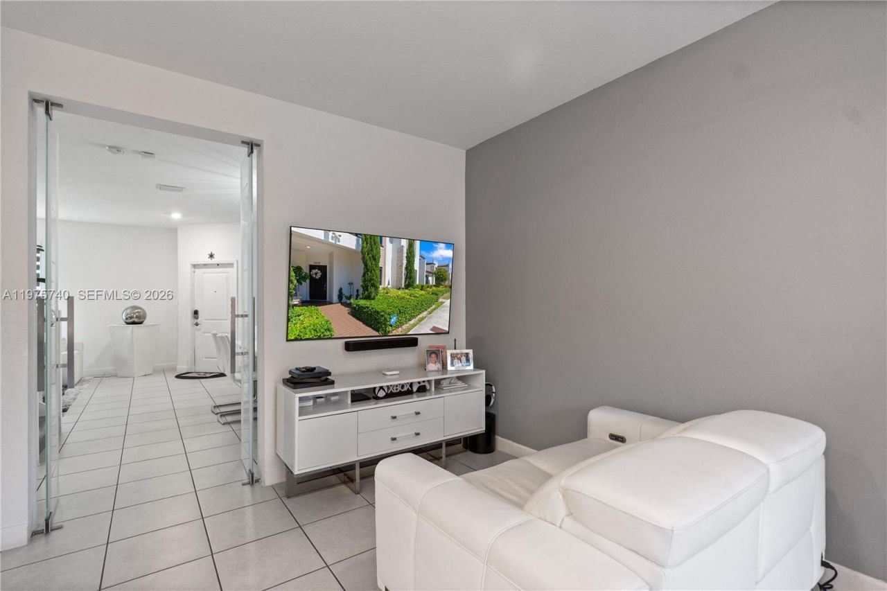 21018 NE 8th Ave, Unit 21018, Miami, FL 33179 Photo