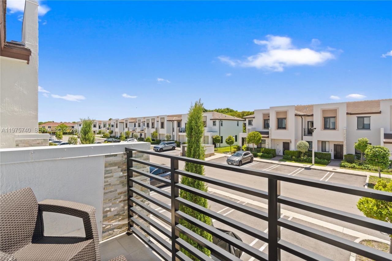 21018 NE 8th Ave, Unit 21018, Miami, FL 33179 Photo