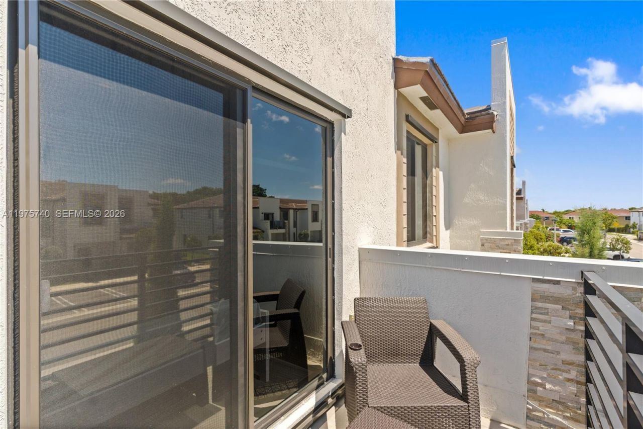 21018 NE 8th Ave, Unit 21018, Miami, FL 33179 Photo