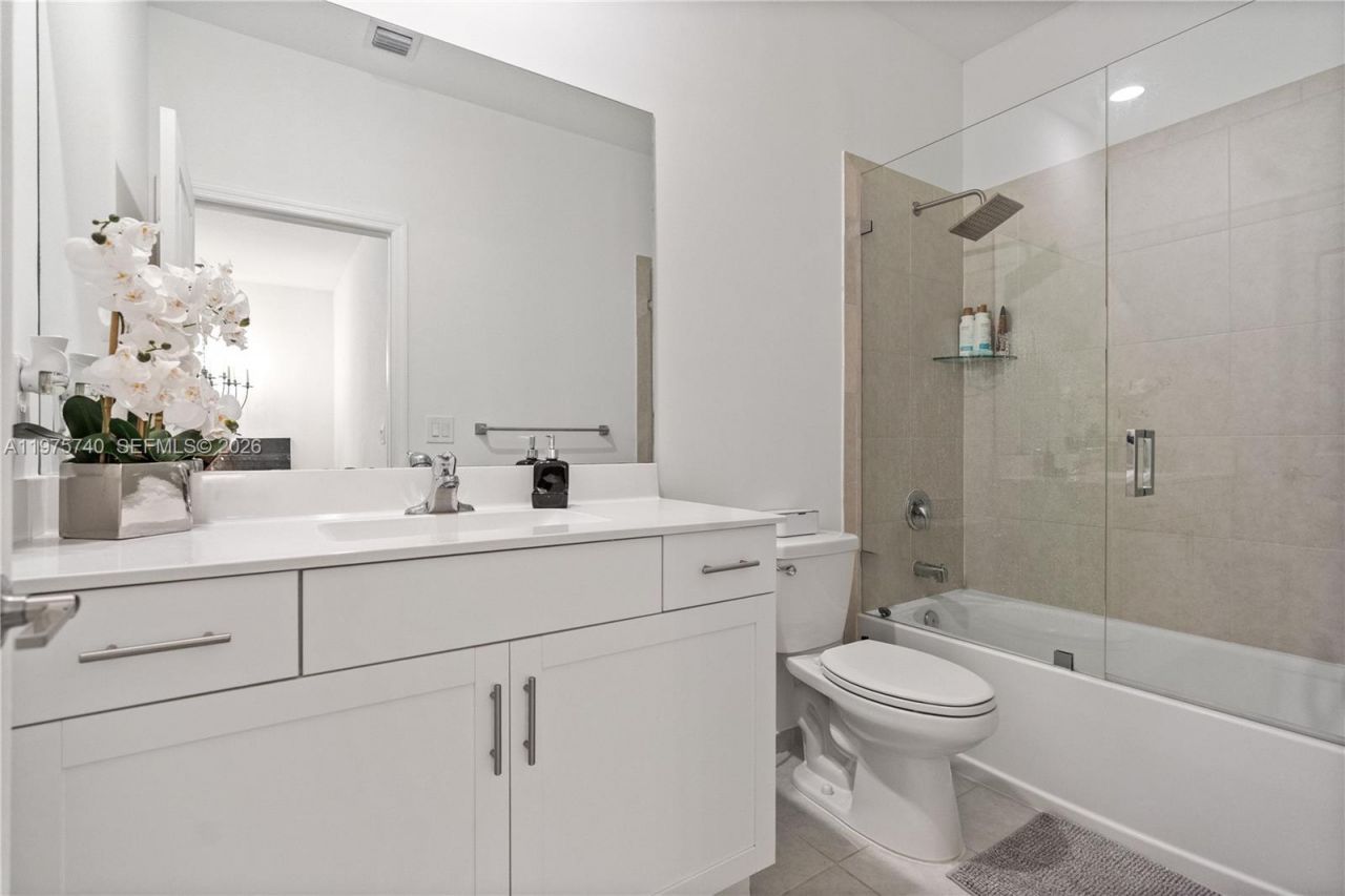 21018 NE 8th Ave, Unit 21018, Miami, FL 33179 Photo