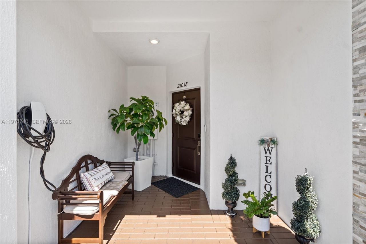 21018 NE 8th Ave, Unit 21018, Miami, FL 33179 Photo
