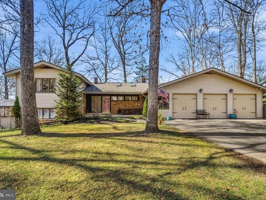 18900 Woodway Drive, Rockville, MD 20855 Main Photo