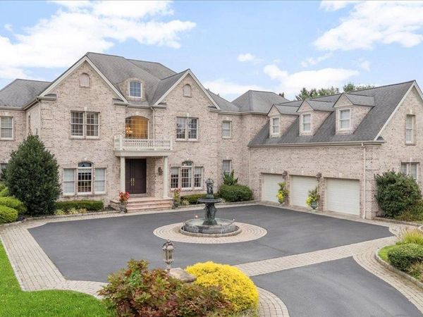 44 Legends Circle , Melville, NY 11747