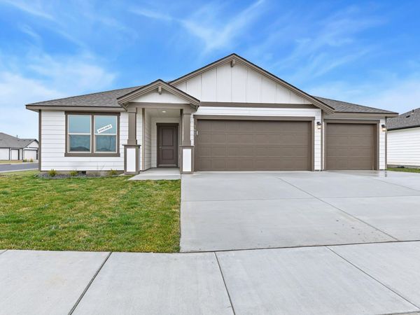 1607 Castlewood Ct, Grandview, WA 98930