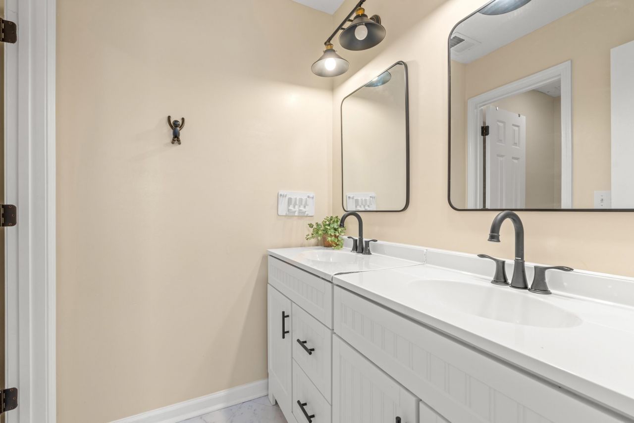 560 White River Dr. Photo 17